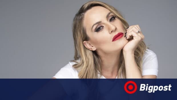 Ελεονώρα Μελέτη: Βουλευτής την υποδέχτηκε μόνο με το... μπουρνούζι του! (βίντεο)