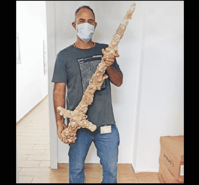 δυτης σπαθι - Δύτης βρήκε τυχαία σπαθί από την εποχή των Σταυροφοριών