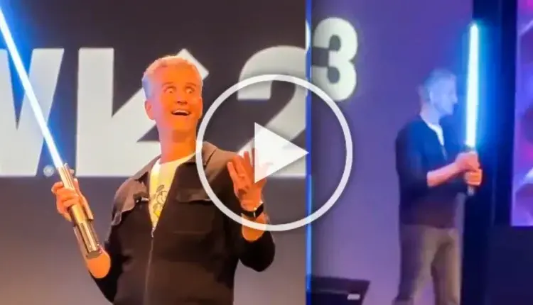 Star Wars: Το αληθινό lightsaber της Disney είναι πολύ αληθινό - Δείτε πόσο εντυπωσιακά ανάβει! (ΒΙΝΤΕΟ)