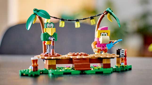 Εικόνα για άρθρο με τίτλο Donkey Kong and the Entire Kong Family Finally Joins Lego Super Mario