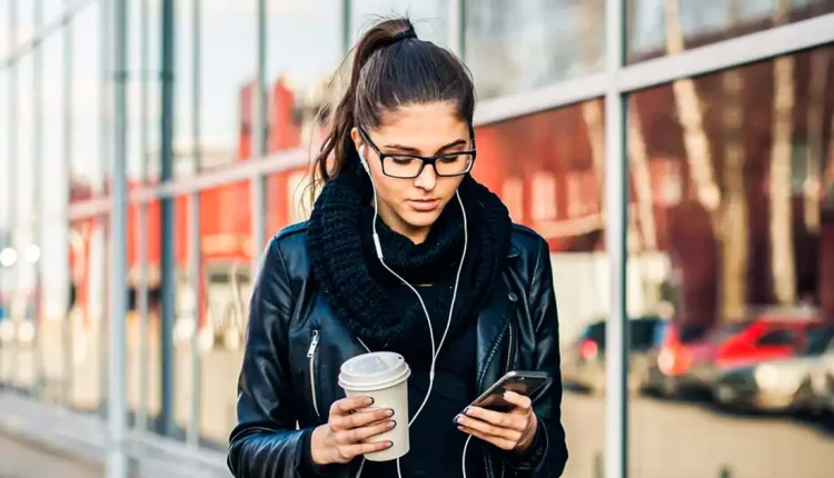 Apple: Έρχεται μάλλον νέα έκδοση των EarPods και γι’ αυτό “φταίει” το iPhone 15