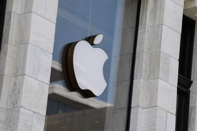 Λογότυπο Apple στην είσοδο ενός καταστήματος της Apple