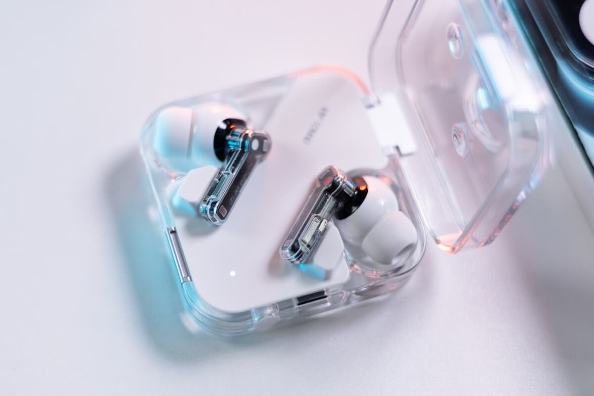 Τα Studio Buds+ θα μπορούσαν να αποτίσουν φόρο τιμής στο δεύτερης γενιάς Nothing Ear (εικόνα εδώ). - Αυτά είναι η (πιθανώς επίσημη) τιμή, η ημερομηνία κυκλοφορίας και τα βασικά χαρακτηριστικά των Beats Studio Buds + της Apple