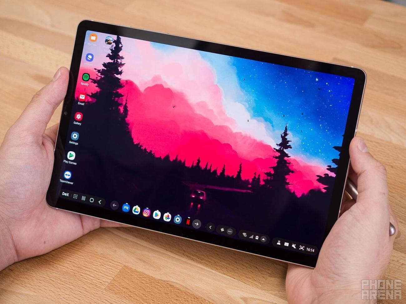 Αρκετά μικρό για να κρατηθεί άνετα, αλλά αρκετά μεγάλο για να απολαύσετε τα μέσα ενημέρωσης. Είναι αυτή η ίδια η τελειότητα; | Πιστωτική εικόνα - PhoneArena - Καλύτερες προσφορές tablet Prime Day 2023: έωςp προσφορές να περιμένετε