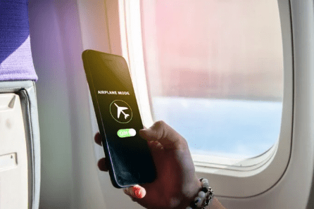 Ο πραγματικός λόγος για τον οποίο πρέπει να βάζουμε σε λειτουργία πτήσης το κινητό μας