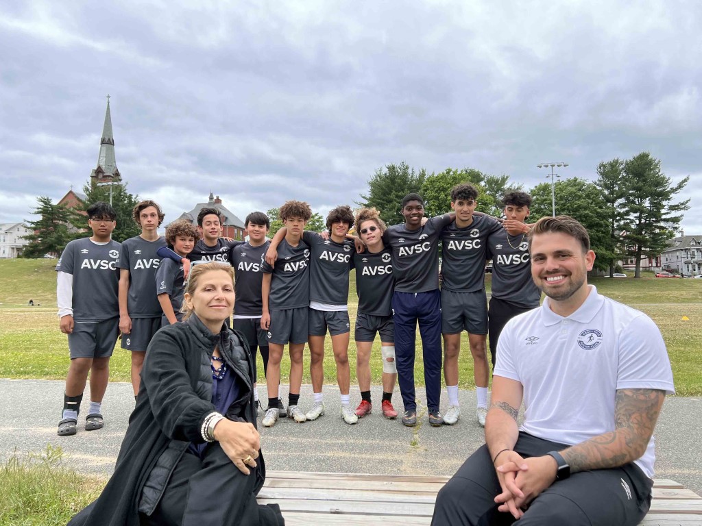 ΣΤΟΥΣ ΔΡΟΜΟΥΣ ΤΩΝ ΕΛΛΗΝΩΝ Με τον Θεοφάνη Μπούρα προπονητή ποδοσφαίρου και ιδρυτή της ΜΚΟ United through Football 2 2