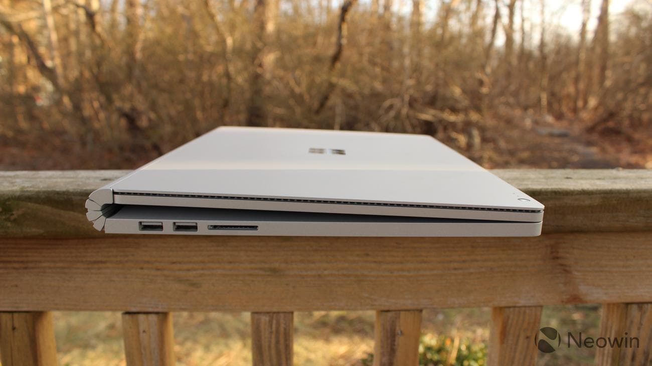 Surface Book 2 σε ξύλινο κιγκλίδωμα