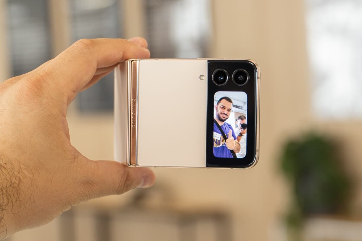 Το Galaxy Z Flip 4 (φωτογραφία εδώ) μάλλον δεν είναι τόσο επιτυχημένο όσο περίμενε η Samsung.  - Το iPhone 14 Pro Max της Apple ήταν το smartphone high-end με τις μεγαλύτερες πωλήσεις στον κόσμο το 1ο τρίμηνο του 2023