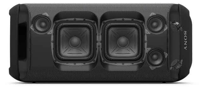 Το Sony SRS-XV800 τοποθετείται στο πλάι του με αφαιρεθεί η μπροστινή σχάρα για να αποκαλύψει τη συλλογή προγραμμάτων οδήγησης ηχείων που διαθέτει.