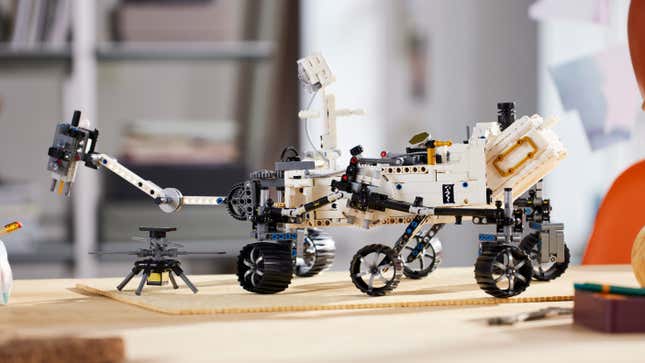 Μια πλαϊνή φωτογραφία του μοντέλου Lego Mars Rover Perseverance, με το ελικόπτερο Ingenuity να προσγειώνεται ακριβώς δίπλα του.