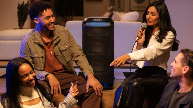 Μια ομάδα ατόμων που συμμετέχουν στο καραόκε χρησιμοποιώντας το ηχείο Sony SRS-XV800.