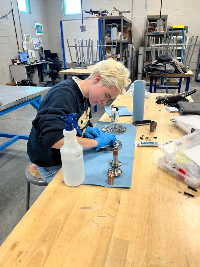 Ο μηχανικός πρόωσης Zoe Brand καθαρίζει εξαρτήματα σε προετοιμασία για ψυχρή ροή.