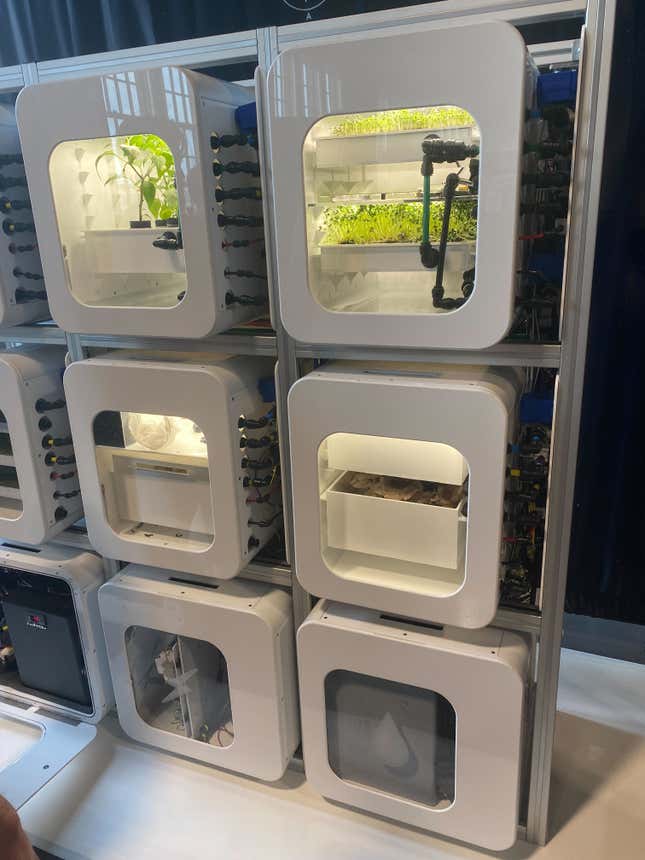 Το σύστημα NUCLEUS του Interstellar, «ένα αυτοσυντηρούμενο σύστημα παραγωγής τροφίμων που παράγει φρέσκα χόρτα, λαχανικά, μανιτάρια και έντομα, τα οποία θα μπορούσαν να παρέχουν θρεπτικά συστατικά για μακροπρόθεσμες διαστημικές αποστολές», σύμφωνα με τη NASA.