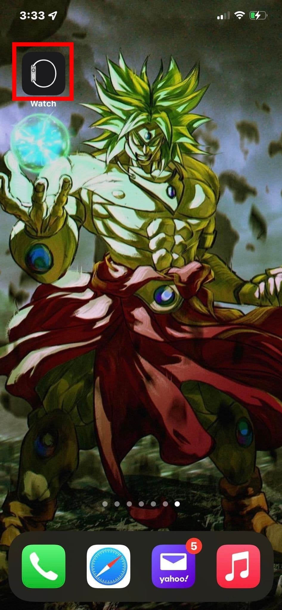 Η αρχική οθόνη ενός iPhone με την εφαρμογή Watch τονισμένη με ένα κόκκινο πλαίσιο γύρω της