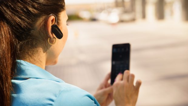 Bluetooth handsfree: Πώς θα διαλέξεις τα ιδανικά ασύρματα ακουστικά