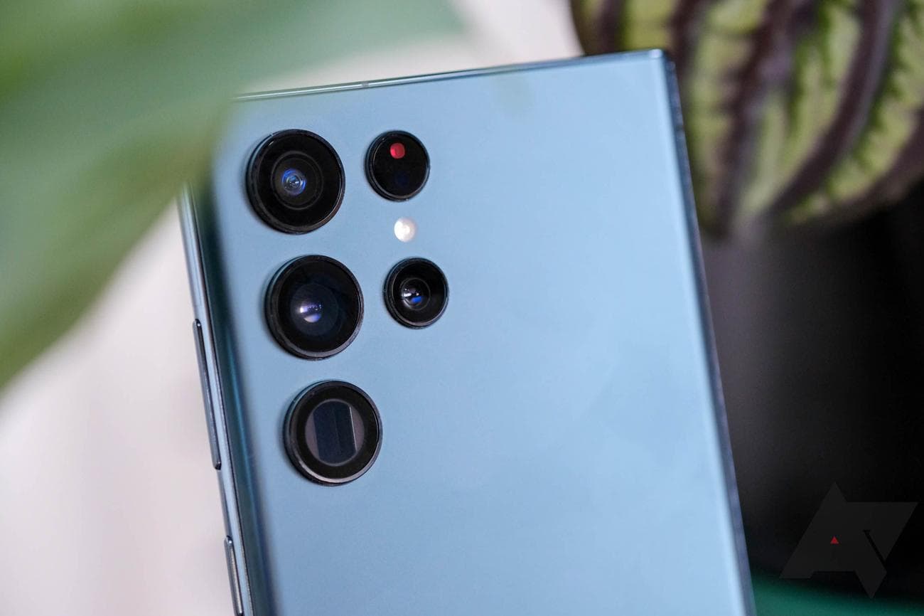 Galaxy S22 Ultra top rear camera