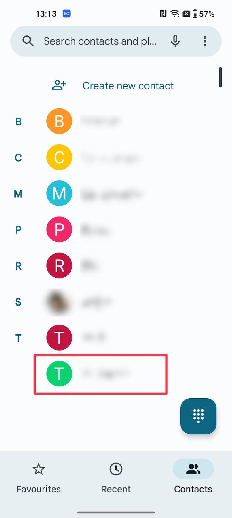 Στιγμιότυπο οθόνης που δείχνει τη σελίδα λίστας επαφών για την προεπιλεγμένη εφαρμογή τηλεφώνου Android