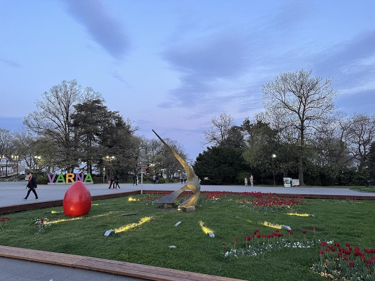 Το ακραίο ακόνισμα εκδηλώνεται ως περίεργα φωτοστέφανα γύρω από κλαδιά δέντρων (στα δεξιά) - Το χειρότερο πράγμα για το iPhone 14 Pro μετά από 7 μήνες