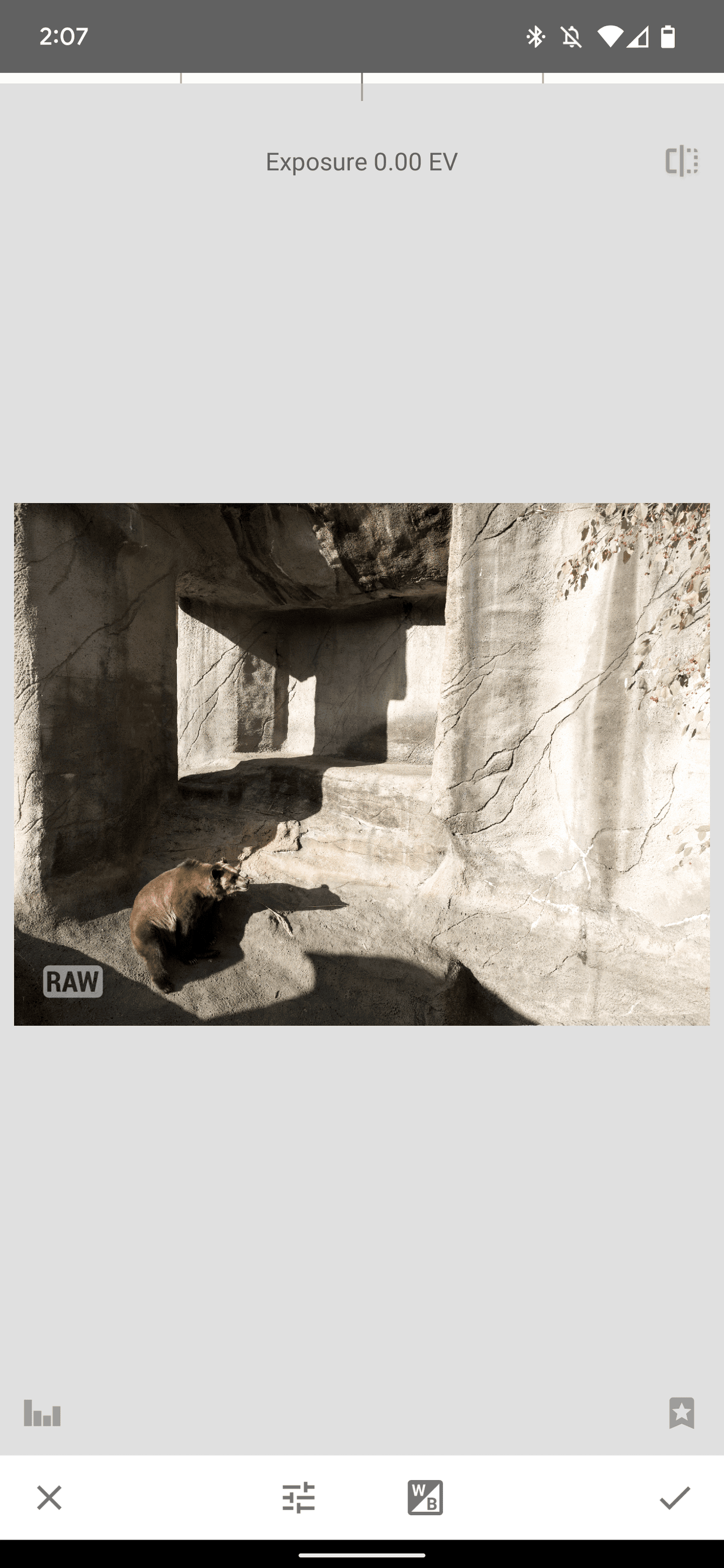 εικόνα από πέτρινους τοίχους στον ήλιο