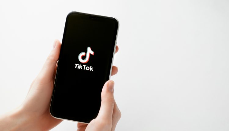 TikTok: Εταιρεία δίνει 100 δολάρια την ώρα για… σκρολάρετε - Οικονομικός Ταχυδρόμος