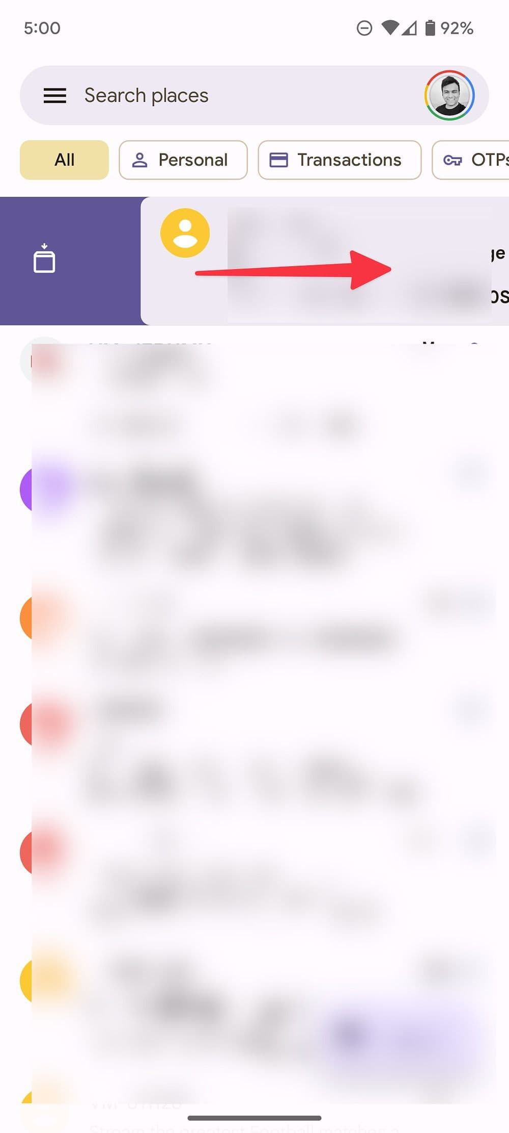 Το στιγμιότυπο οθόνης εμφανίζει την επιλογή χειρονομίας ολίσθησης για την αρχειοθέτηση μιας συνομιλίας στα Μηνύματα.