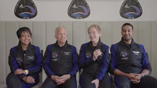 Το πλήρωμα του Ax-2 κατά τη διάρκεια βιντεοκλήσης με τα μέσα ενημέρωσης στις 16 Μαΐου.