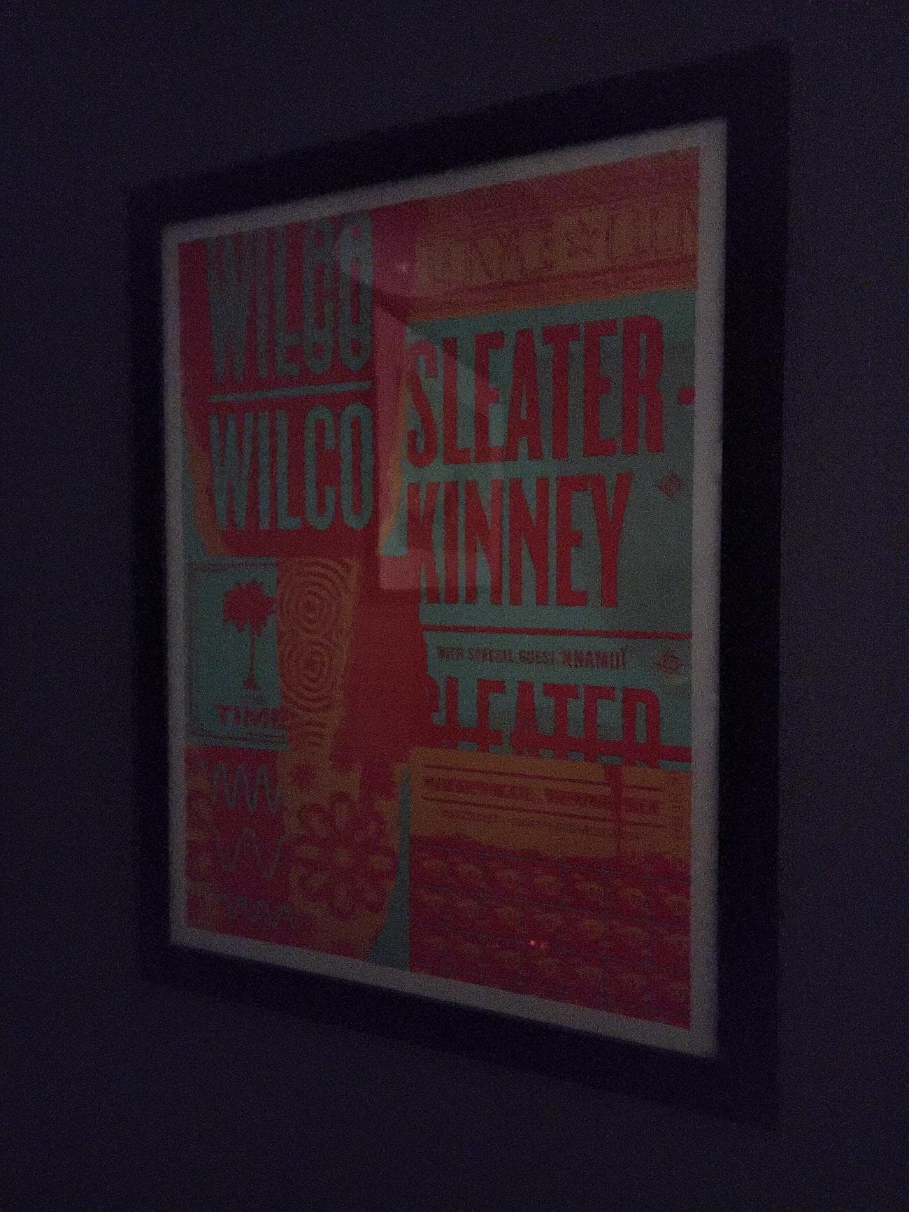 Μια σκοτεινή σκηνή μιας αφίσας συναυλίας που γυρίστηκε χωρίς να βάλει pixel