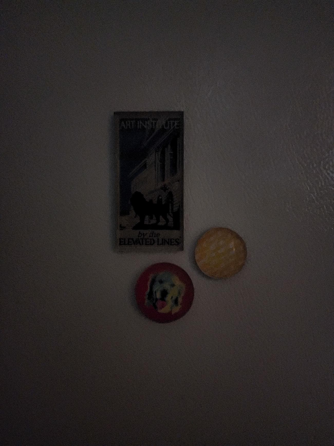 Μια σκοτεινή σκηνή με μαγνήτες ψυγείου που γυρίστηκε με pixel binning