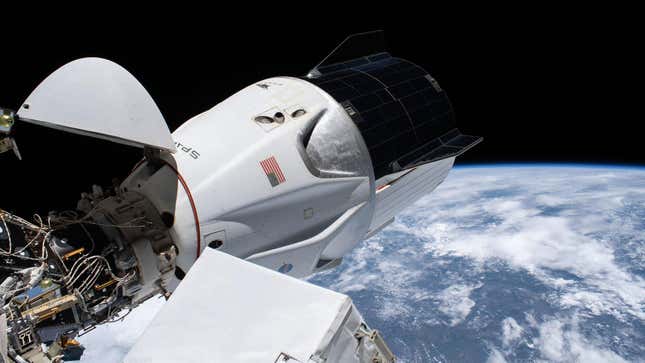 Ένα SpaceX Crew Dragon αγκυροβολημένο στη μονάδα αρμονίας, 27 Φεβρουαρίου 2021. 