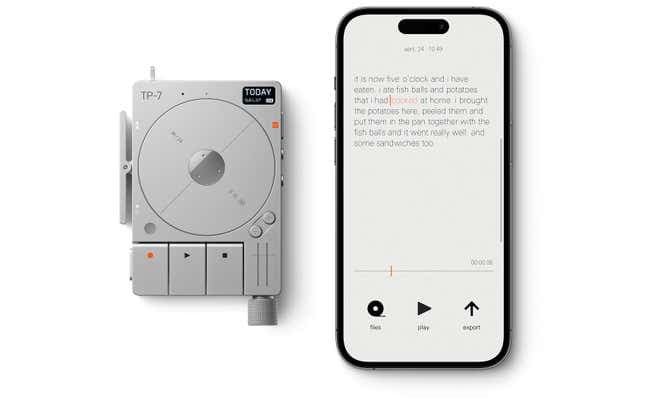 Το Teenage Engineering TP-7 Field Recorder δίπλα σε ένα iPhone και μια εφαρμογή με μια απομαγνητοφωνημένη εγγραφή στην οθόνη.