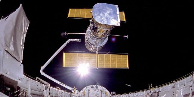 Hubble κατά τη διάρκεια αποστολής συντήρησης του διαστημικού λεωφορείου. 