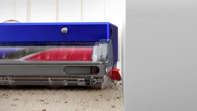 Ένα κοντινό πλάνο του εργαλείου καθαρισμού άκρων του Dyson 360 Vis Nav robovac επεκτάθηκε.