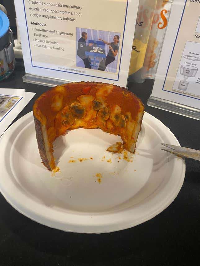 Η ομάδα από το SATED χρησιμοποίησε μια περιστρεφόμενη συσκευή μαγειρέματος για να αποτρέψει το φαγητό από το να επιπλέει, επιτρέποντάς τους να ετοιμάσουν ένα ζεστό γεύμα χρησιμοποιώντας συστατικά με μεγάλη διάρκεια ζωής.