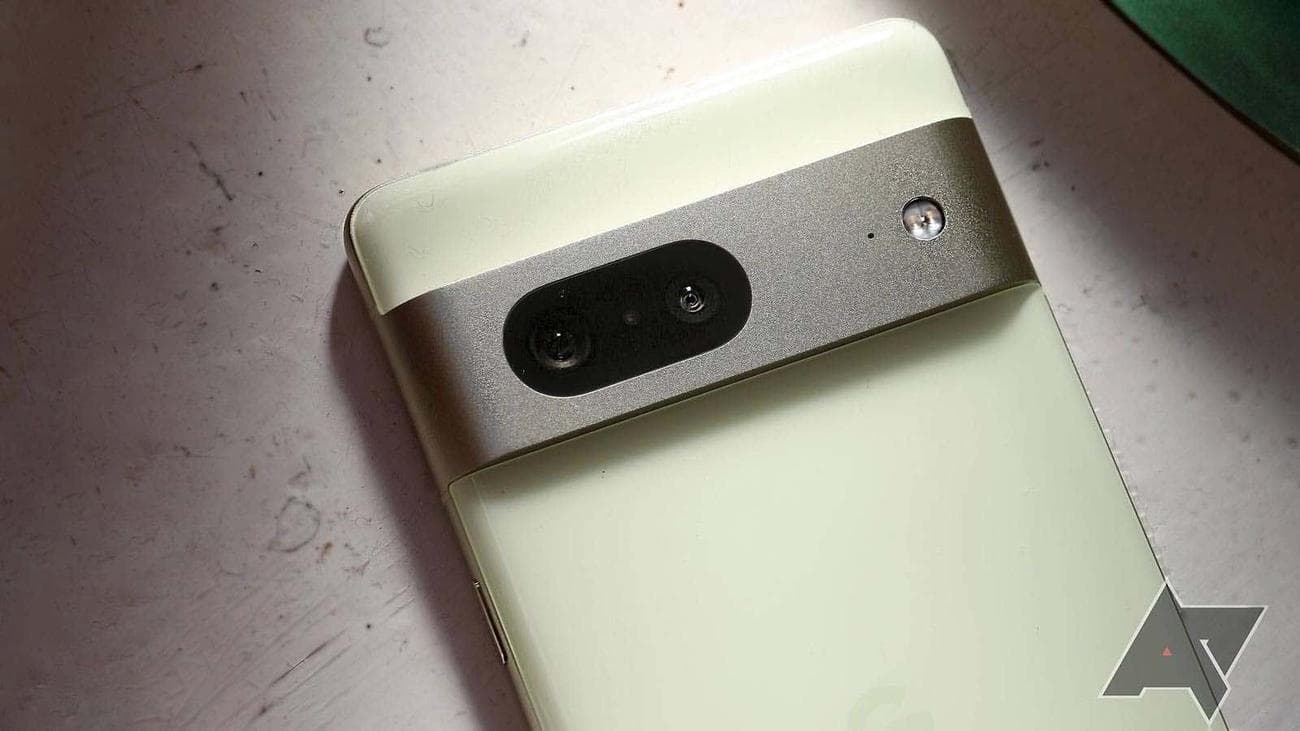 Ένα ανοιχτό πράσινο Google Pixel 7 με τη γραμμή της κάμερας εστιασμένη.