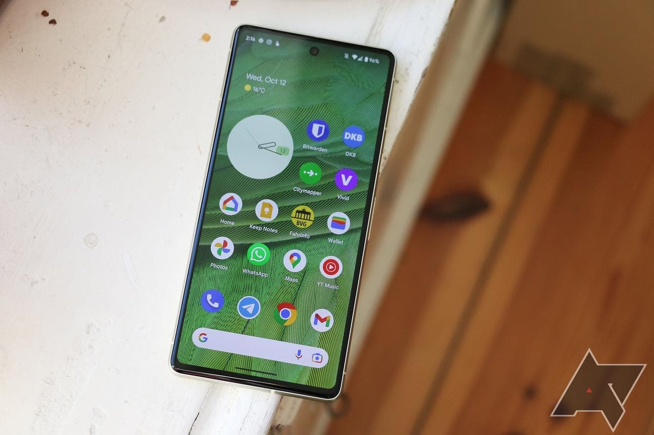 Η οθόνη του Google Pixel 7, με ορατή την αρχική οθόνη.