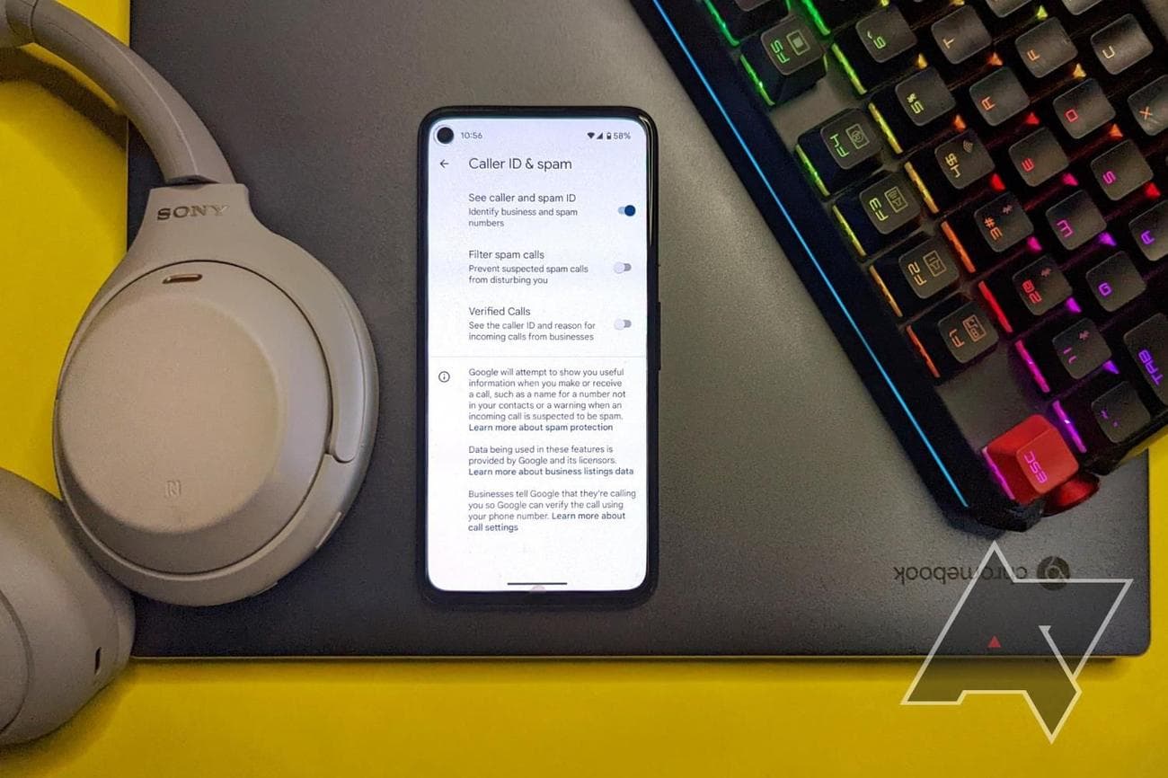 Οθόνη ρυθμίσεων ανεπιθύμητου περιεχομένου σε τηλέφωνο Android με πληκτρολόγιο, ακουστικά και Chromebook στο παρασκήνιο