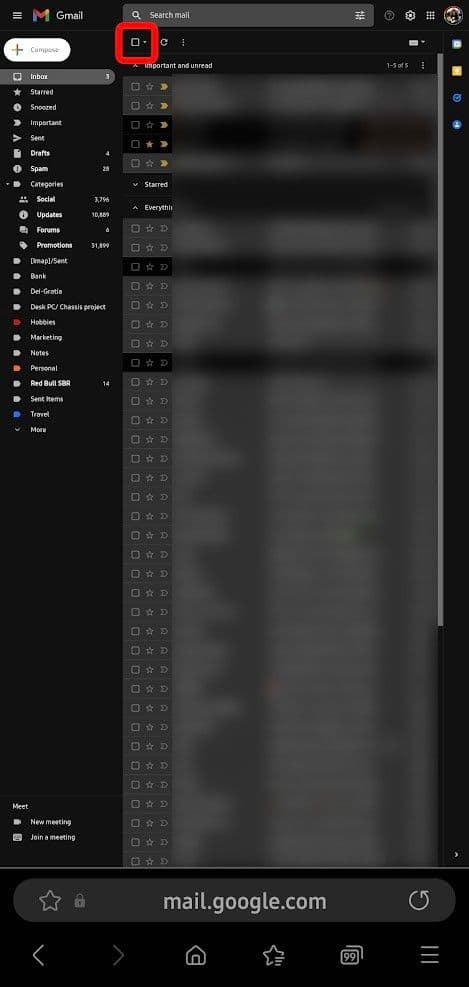 η έκδοση επιτραπέζιου υπολογιστή των εισερχομένων του gmail είναι ανοιχτή σε ένα πρόγραμμα περιήγησης για κινητά και το πλαίσιο ελέγχου επιλογής όλων είναι επισημασμένο