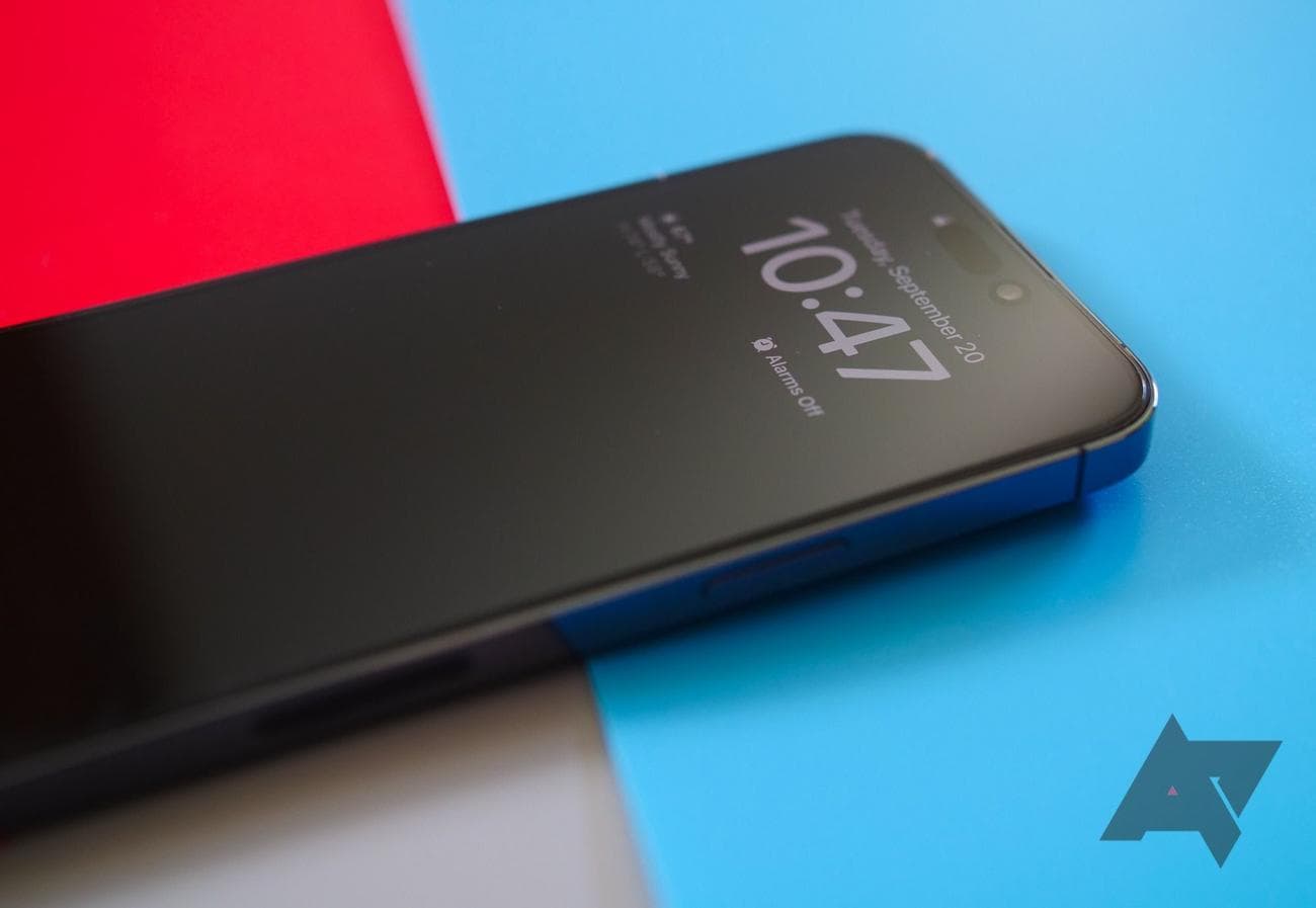 iPhone με αναμμένη οθόνη ρολογιού.