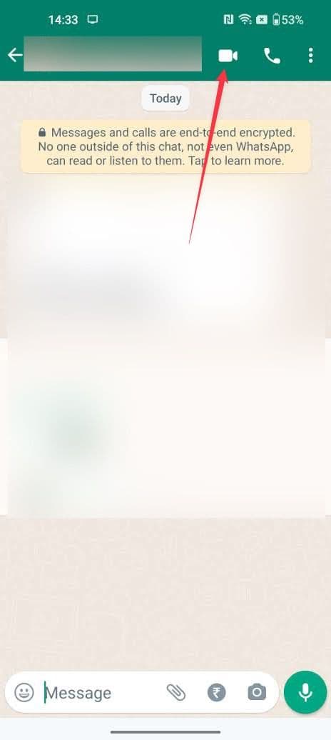 Στιγμιότυπο οθόνης της σελίδας συνομιλίας WhatsApp που δείχνει το κουμπί βιντεοκλήσης