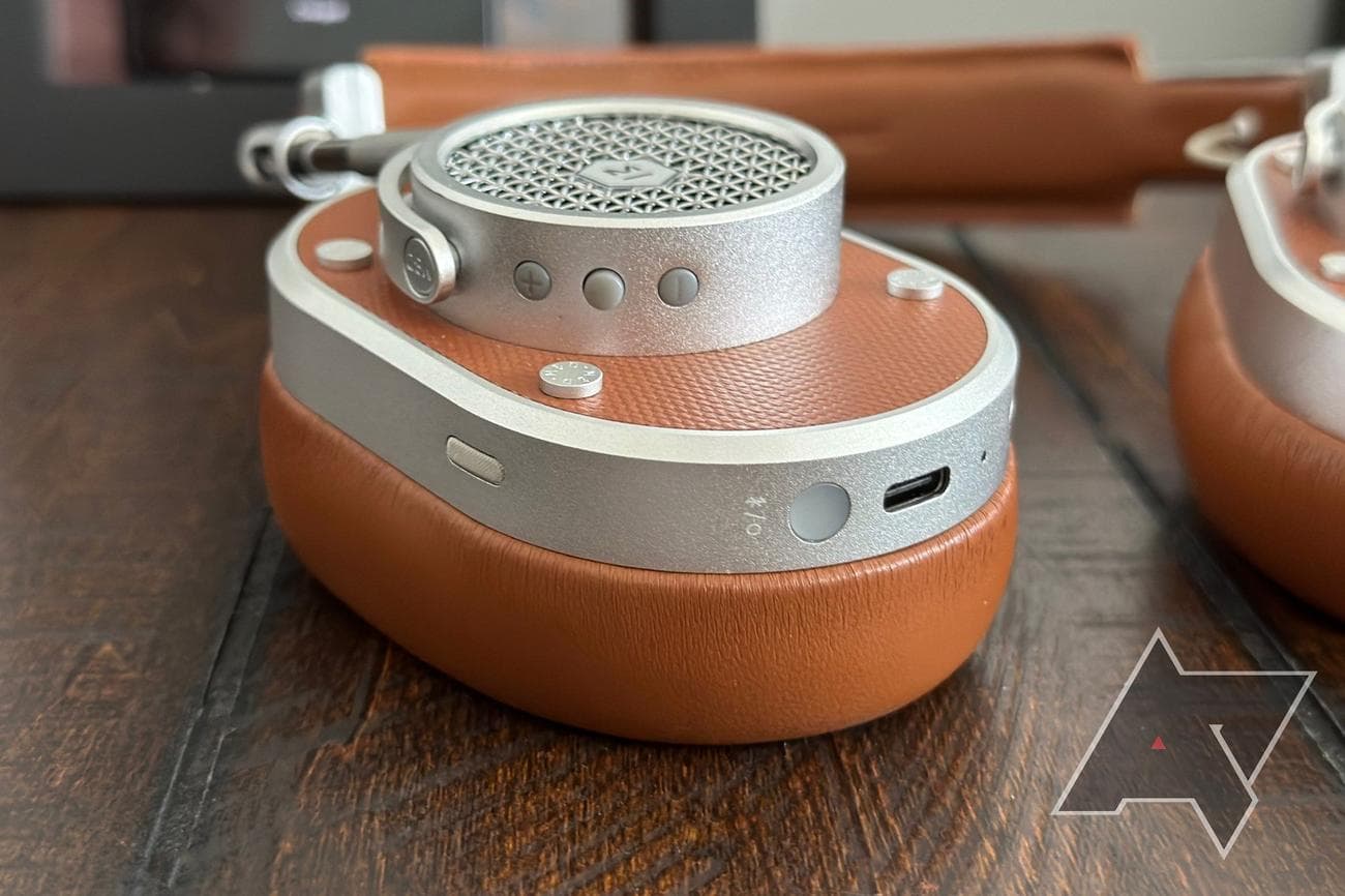 Master-and-Dynamic-MH40-controls-and-ports-1