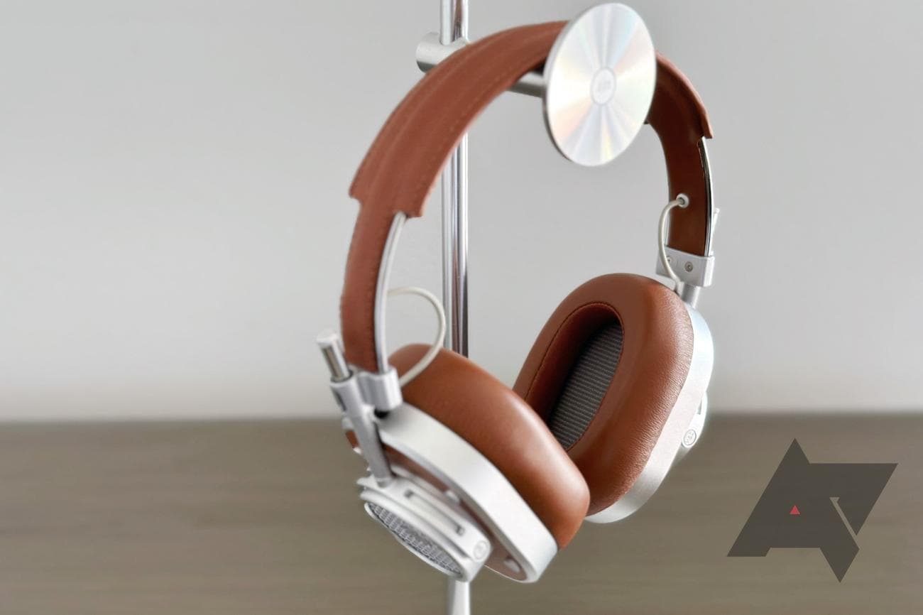 Master-and-Dynamic-MH40-on-stand-1-1