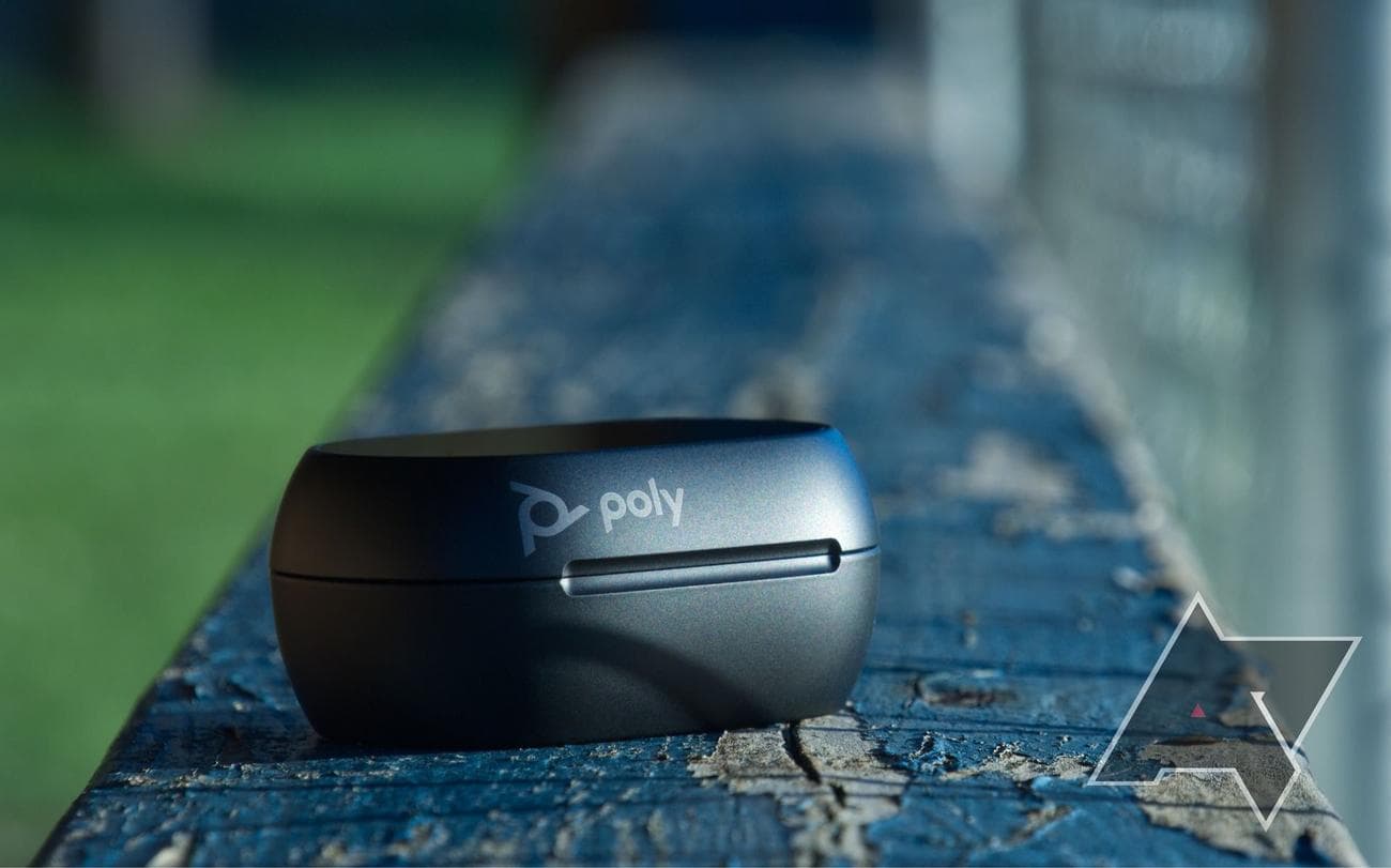 poly-voyager-free-60-plus-earbuds-case-closed-3