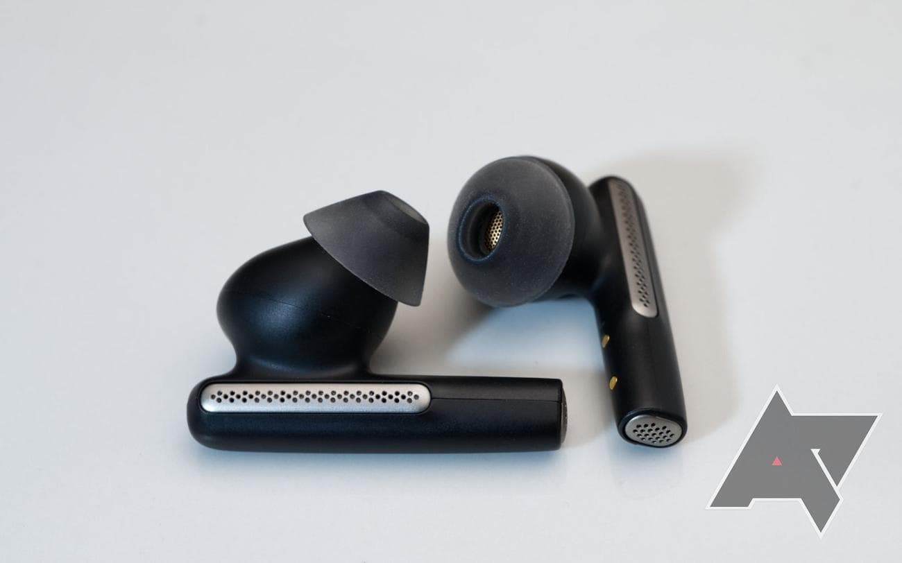 poly-voyager-free-60-plus-earbuds-earbuds-closeup-3