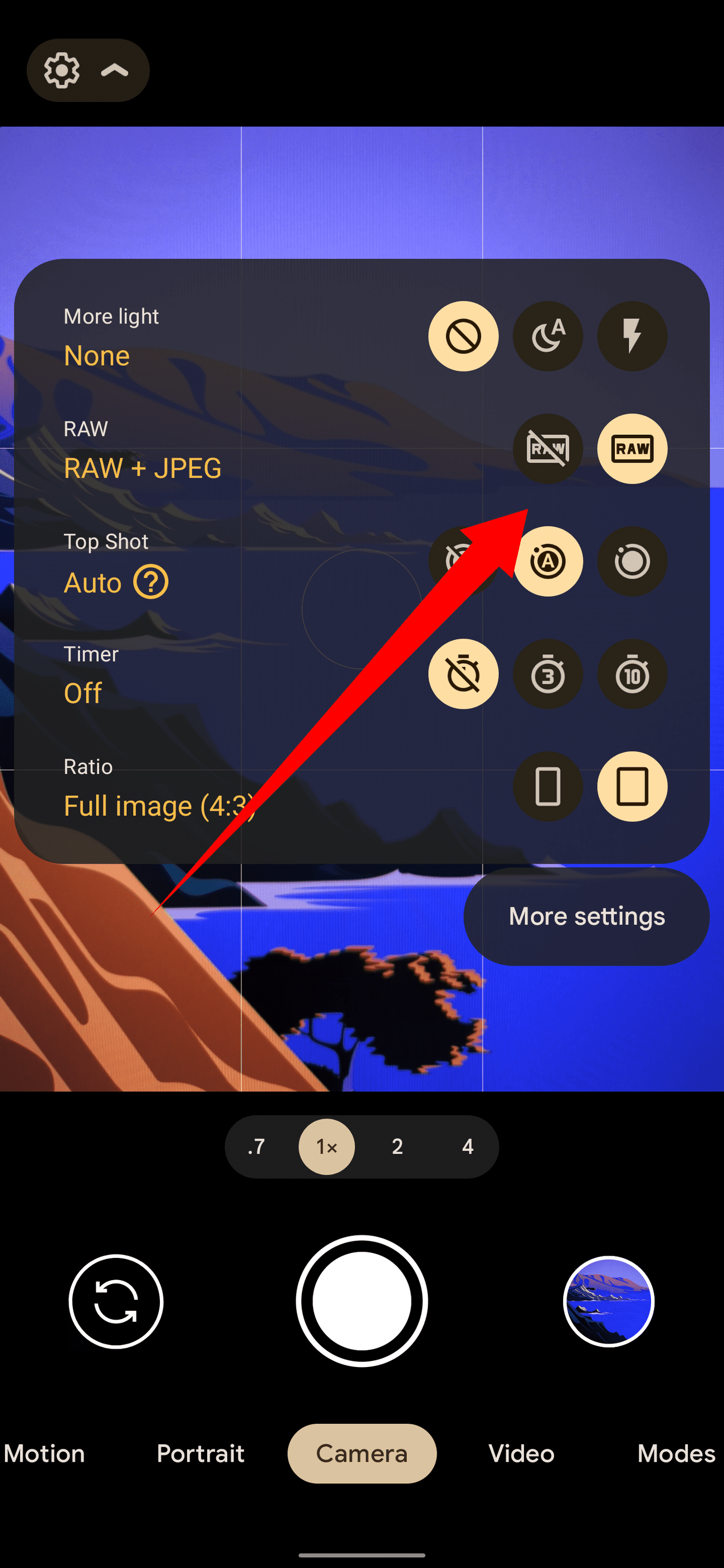 Ένα στιγμιότυπο οθόνης της εφαρμογής κάμερας σε τηλέφωνο Pixel, με ένα βέλος που δείχνει το εικονίδιο 