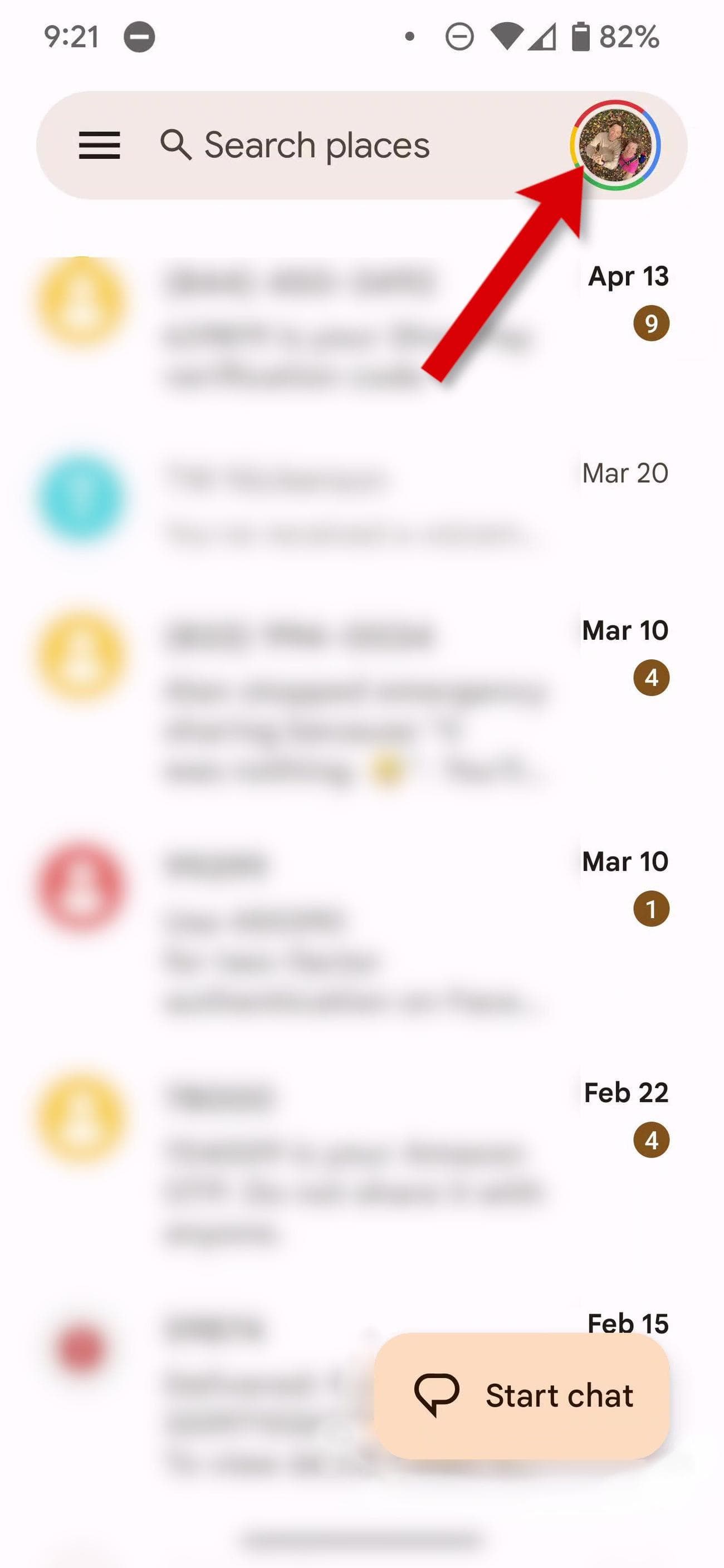 Ένα στιγμιότυπο οθόνης της εφαρμογής Google Messages με ένα βέλος που δείχνει την εικόνα προφίλ.