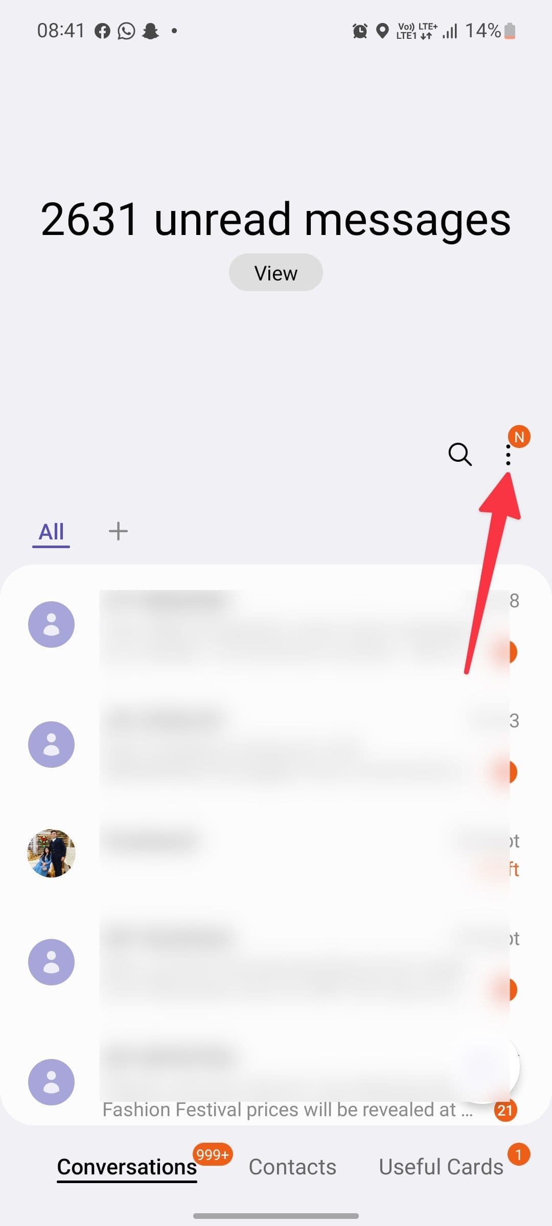 Το στιγμιότυπο οθόνης δείχνει την αρχική οθόνη της εφαρμογής Samsung Messages με ένα βέλος που δείχνει το εικονίδιο του μενού με την τριπλή κουκκίδα επάνω δεξιά.