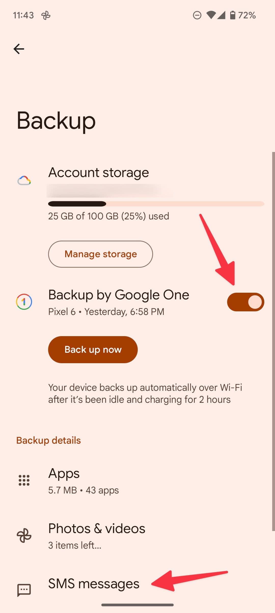 Το στιγμιότυπο οθόνης δείχνει τις ρυθμίσεις δημιουργίας αντιγράφων ασφαλείας στο Android με ένα βέλος που δείχνει την εναλλαγή 