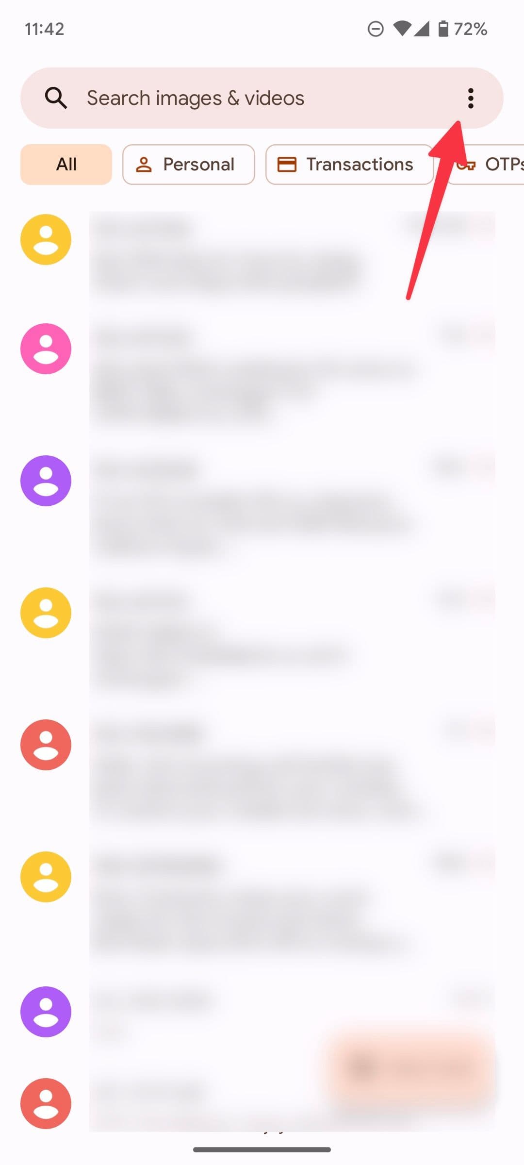 Το στιγμιότυπο οθόνης δείχνει την αρχική σελίδα του Messages στο Android.  Ένα βέλος δείχνει το εικονίδιο του μενού με την τριπλή κουκκίδα επάνω δεξιά.