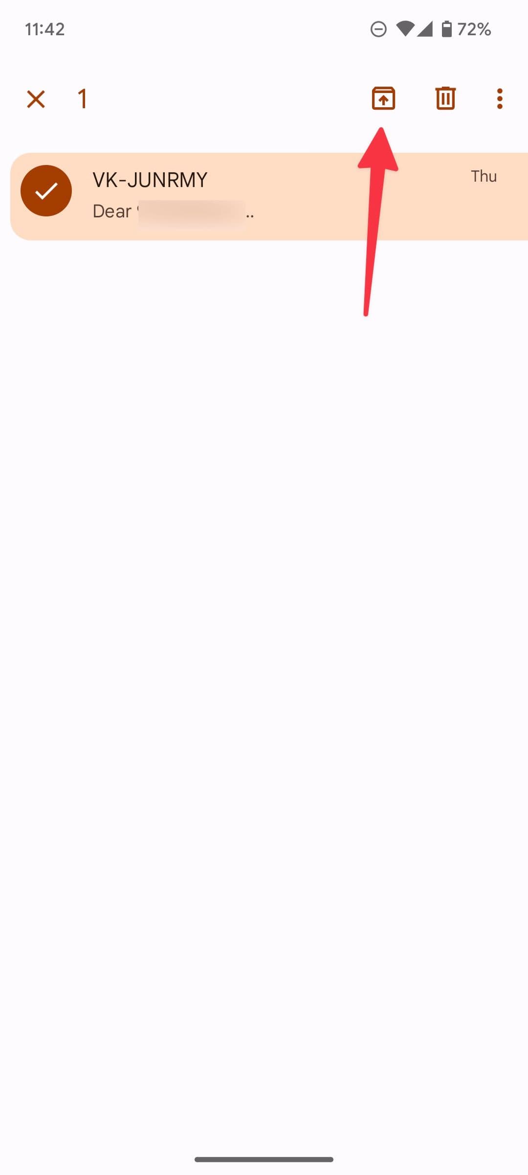 Το στιγμιότυπο οθόνης δείχνει τη σελίδα αρχειοθέτησης στο Messages στο Android.  Ένα βέλος δείχνει το εικονίδιο κατάργησης αρχειοθέτησης επάνω δεξιά..