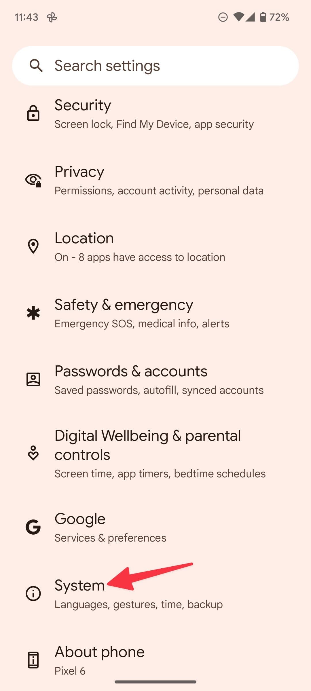 Το στιγμιότυπο οθόνης δείχνει τις ρυθμίσεις Android με ένα βέλος που δείχνει στο 
